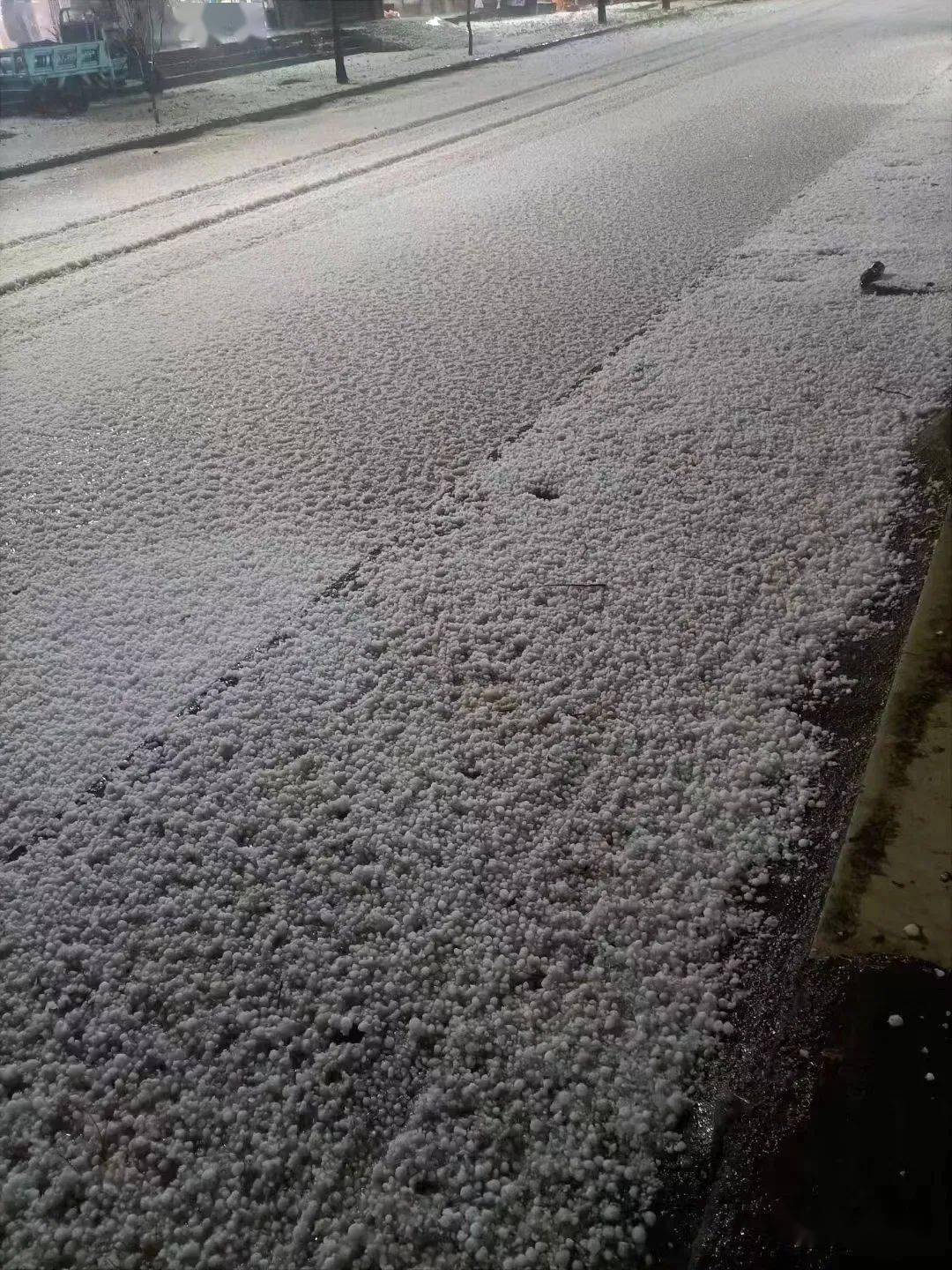 宣威突降冰雹大如鸡蛋,砸破车玻璃 击穿石棉瓦_倘塘镇_粒粒_受伤