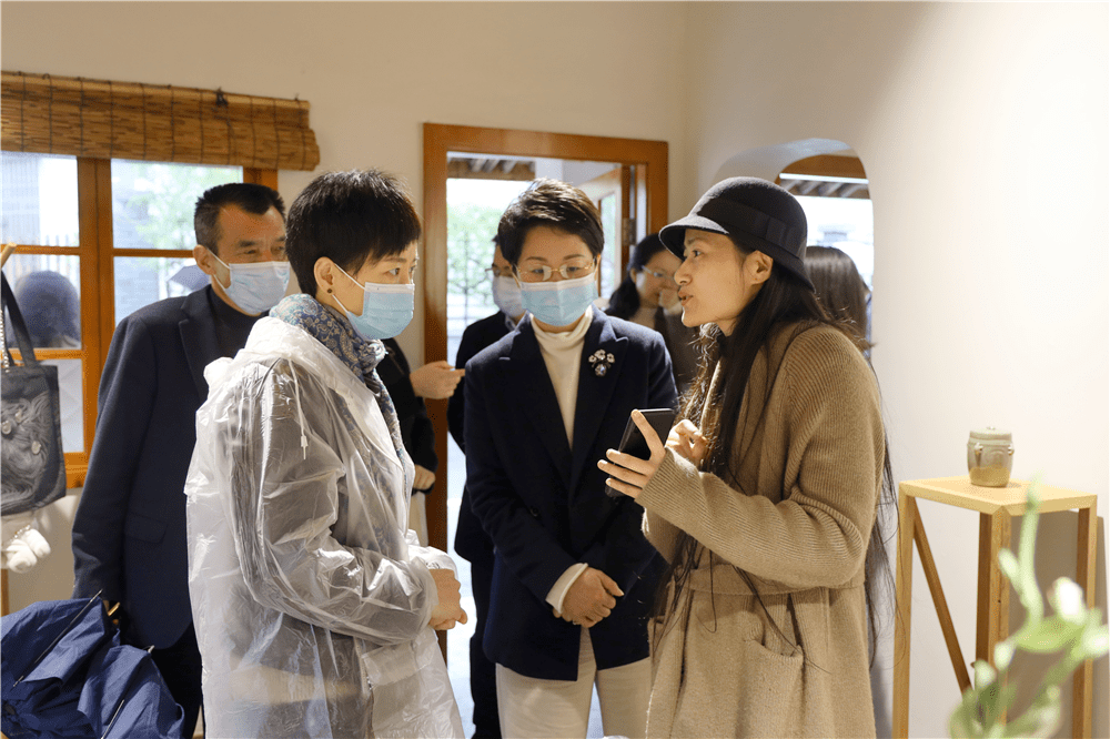 宁波市妇联党组书记主席俞泉云一行调研傅家路村新时代美丽庭院建设