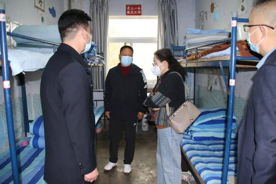 陈蓓实地查看了学校防疫物资储备室,留观室,学生食堂,学生宿舍等重点