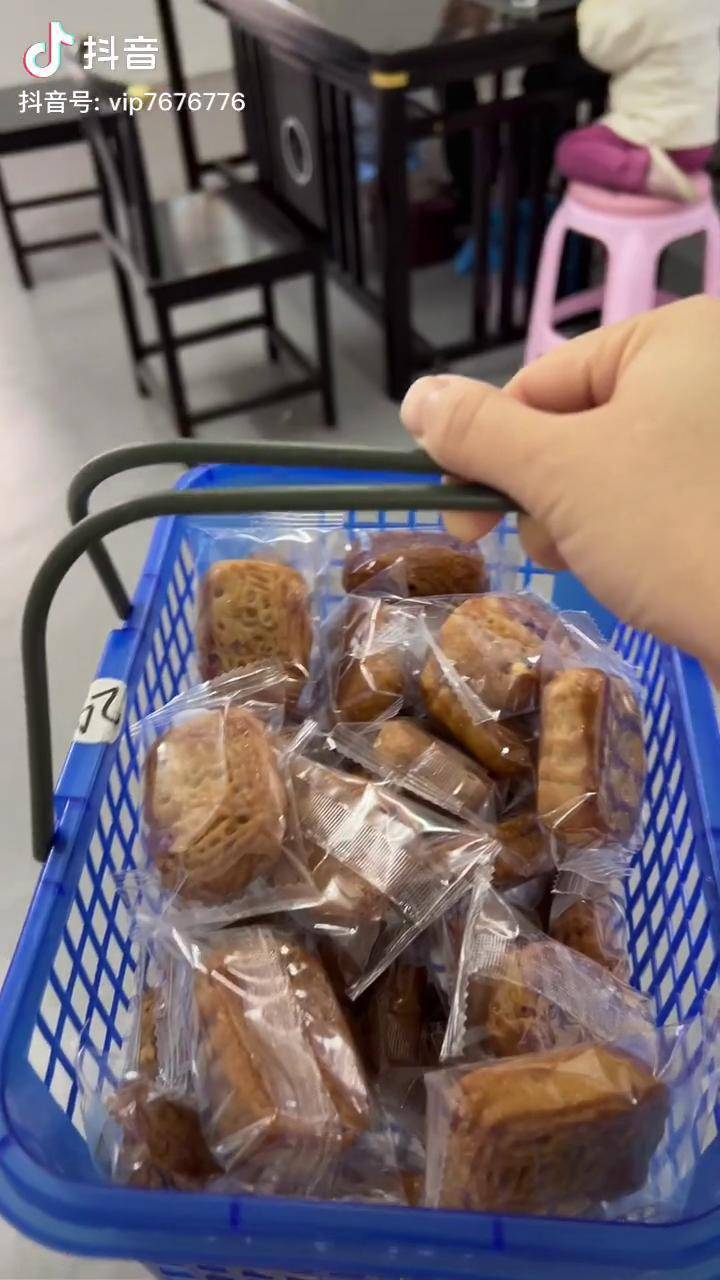 刚出炉的腐乳饼看山哥的表情潮州山哥抖音美食推荐官