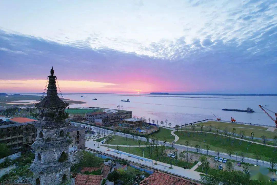 傍晚时分,坐落在洞庭湖边的岳阳港工业遗址公园,风景如画;游人结伴