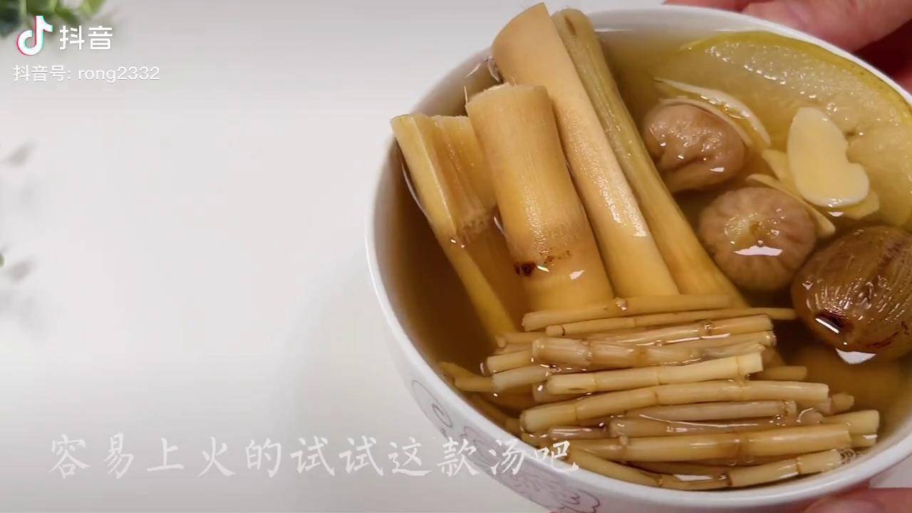 秋天干燥容易上火这款汤料可以直接煮着喝也可以炖肉汤喝茅根竹蔗糖水