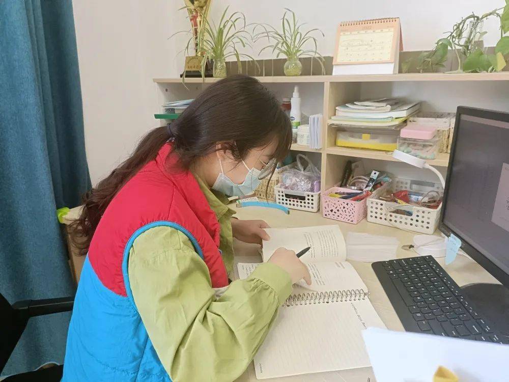 请家长指导幼儿认真阅读,并及时填写阅读卡记录 .