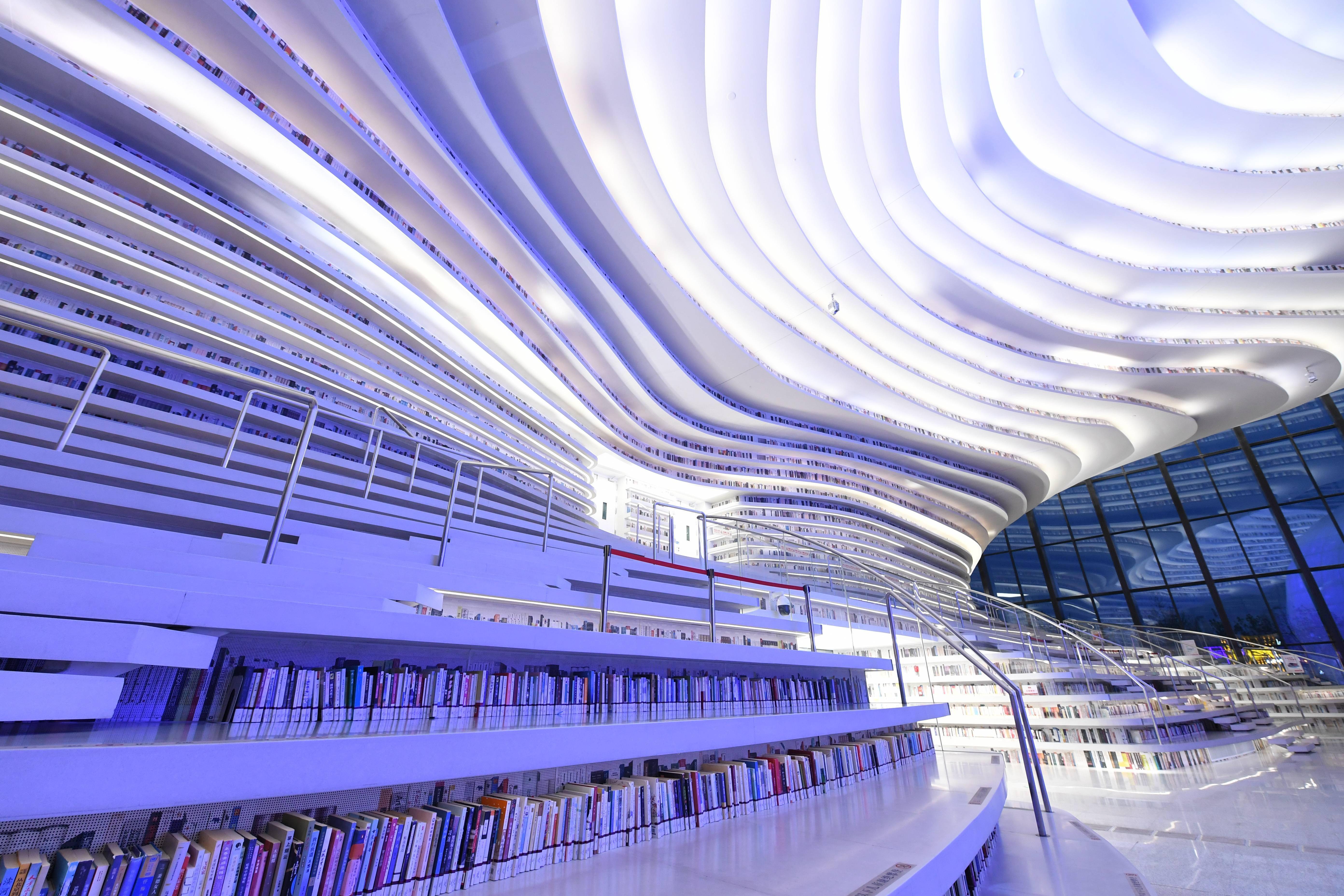有着"滨海之眼"之称的滨海新区图书馆位于天津滨海文化中心,于2017年