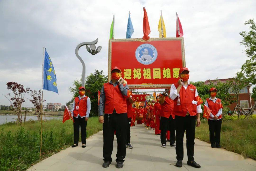 妈祖圣像沿灵慈西宫,灵慈东宫直抵贤良港天后祖祠朝圣广场,盛大的民俗