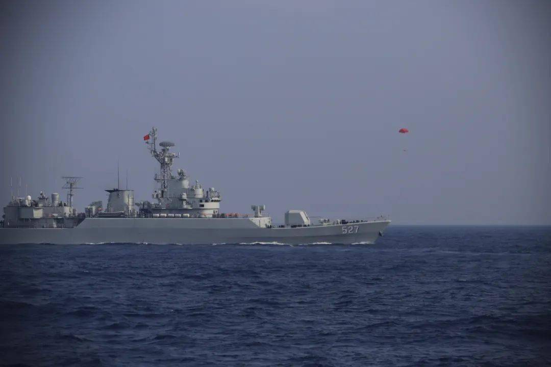 绵阳舰右舷副炮对空射击