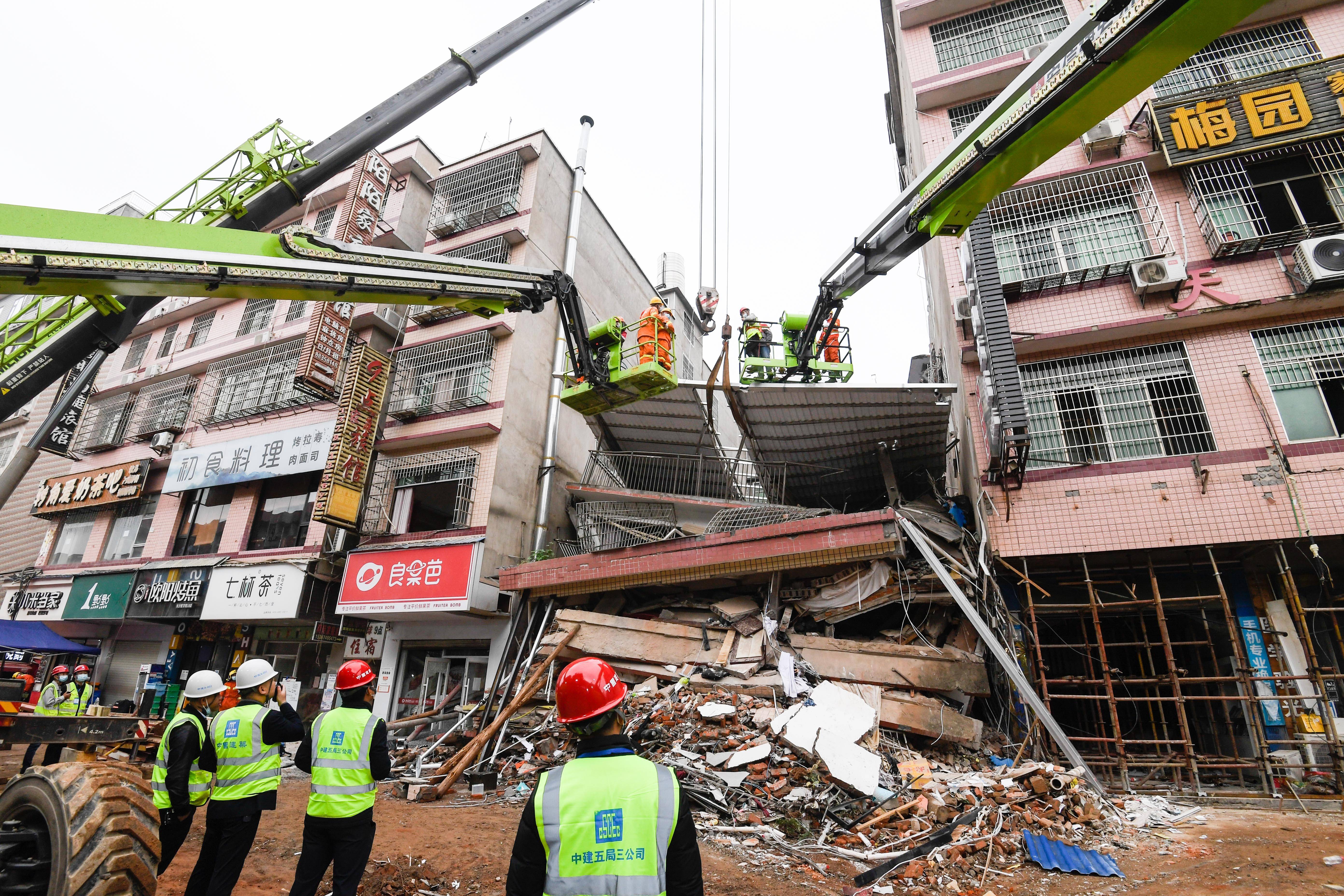 与时间赛跑的营救长沙居民自建房倒塌事故核心现场救援直击