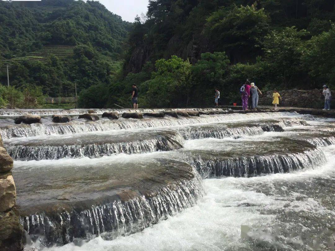 踏上村游新昌安山古道十里天梯千年梅渚古村网红花海一日