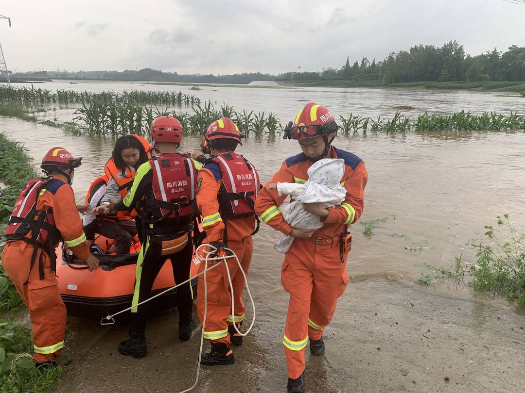 连续降雨村子外出道路被淹 消防员用橡皮艇紧急送婴儿就医