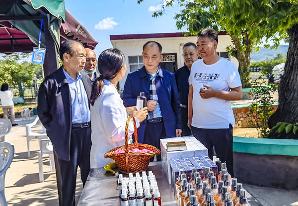 驻马店市公共关系协会副会长兼秘书长吴忠富,驻马店市公共关系协会副