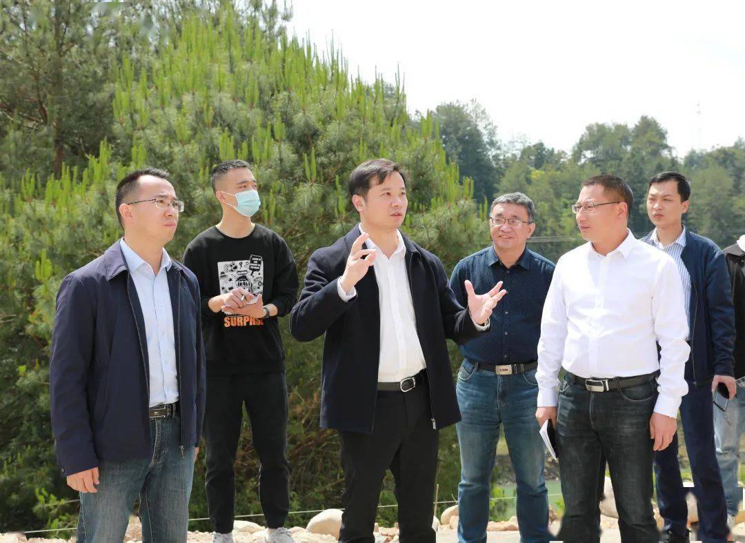 5月18日,县长张永森深入芹洋乡开展调研,实地察看溪源村移民后扶示范