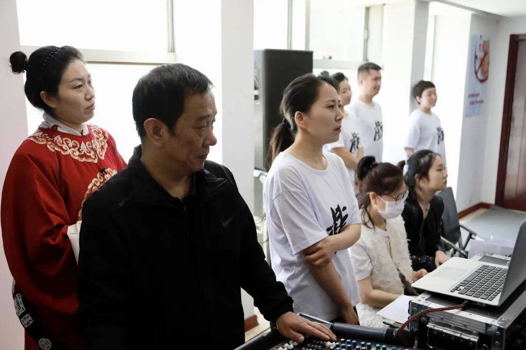 与去年相比,一是大家热情高涨,积极筹备,竞相学习,相互鼓励,展现出了