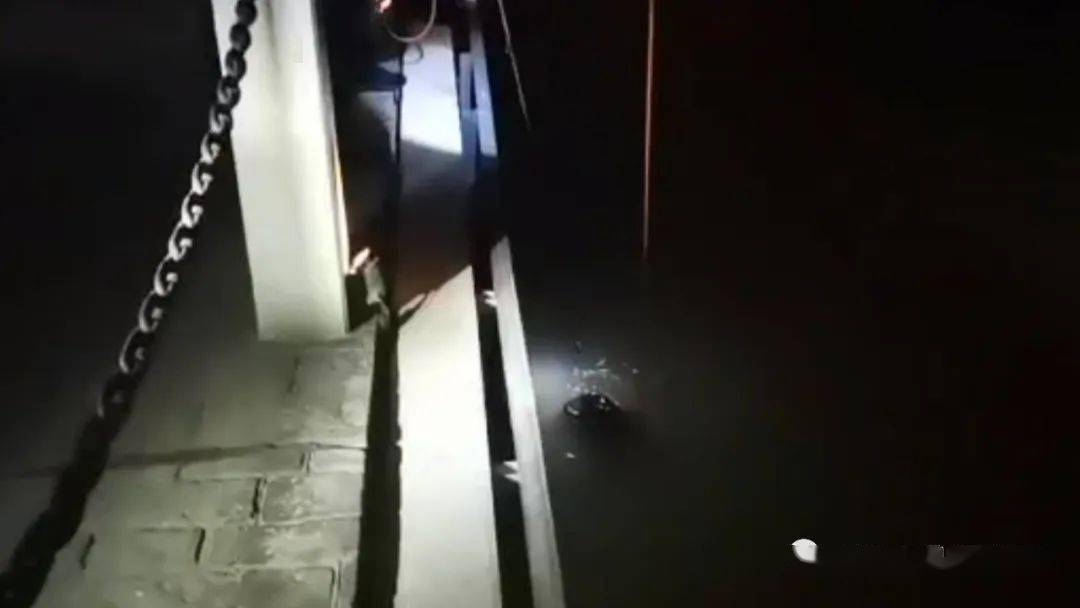 25日晚上,有群众在汾河公园南内环桥附近散步时,发现河边漂浮着一个