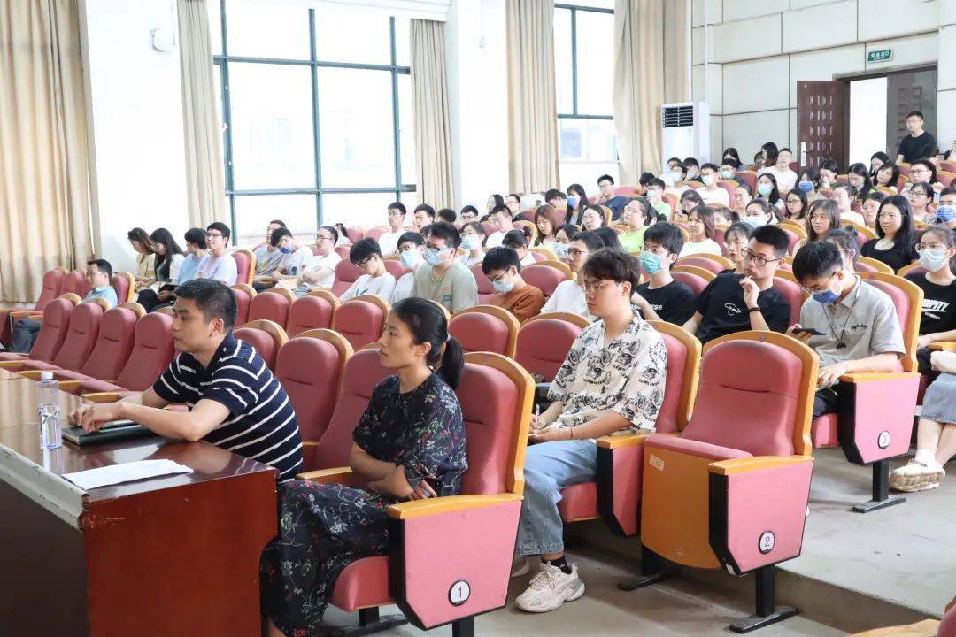 周婷同学就毕业论文写作流程,论文框架与格式,写作相关注意事项三个