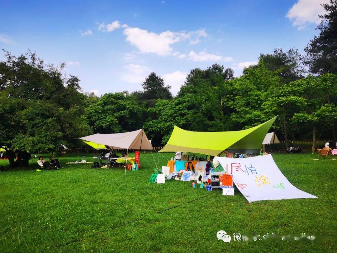 乐队演出,游戏互动,露营野餐和彝族篝火晚会等系列活动,集"吃,住,行