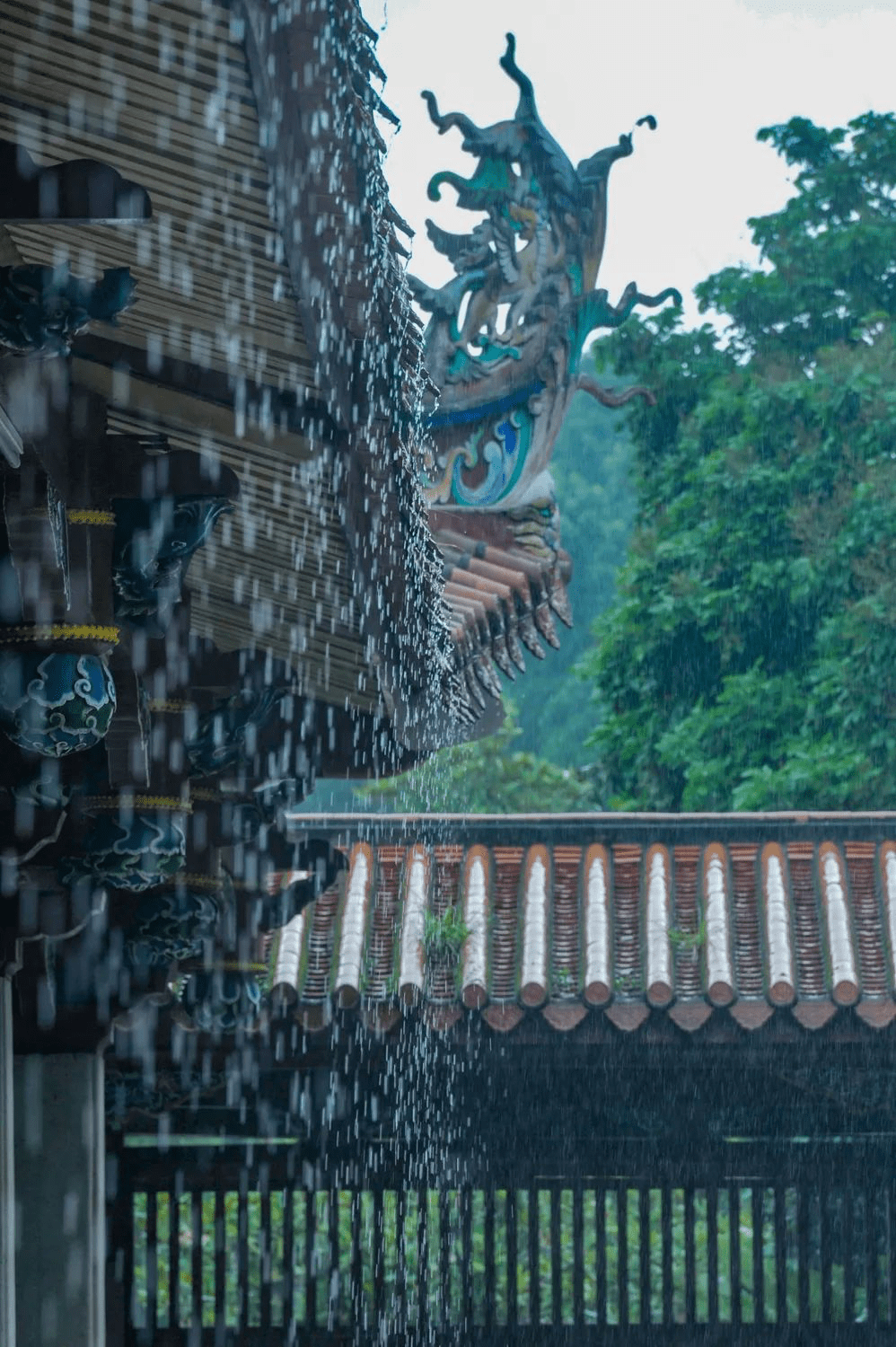 在泉州,听见下雨的声音_寺庙_吕波_雨天