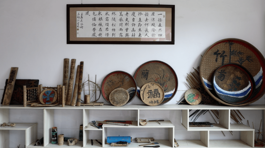六年级学生谢晨俊甩了甩有些酸痛的手臂说"相较于竹简,在纸上会比较