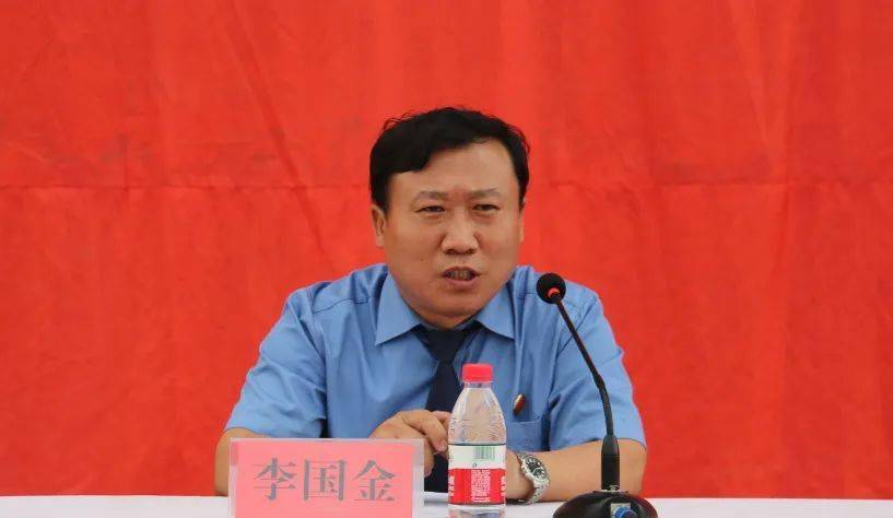 宣讲活动由沙湾市检察院检察长,沙湾一中法制副校长李国金主讲,李国金