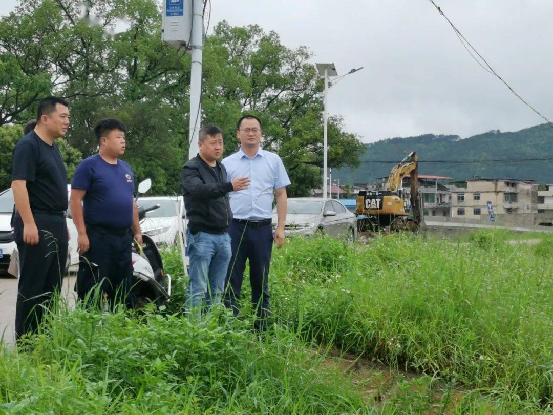 实地察看退洪水位情况2周嘉宇一行首先来到龙都购物中