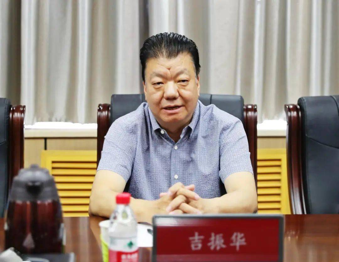 吉振华在听取昊华气体有限公司和洛阳金达石化有限责任公司负责人的