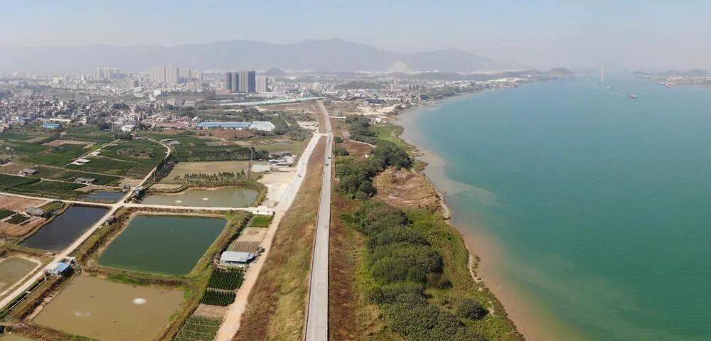 然后,大沙镇这样说:保持全口径税收,规上工业总产值等核心经济指标
