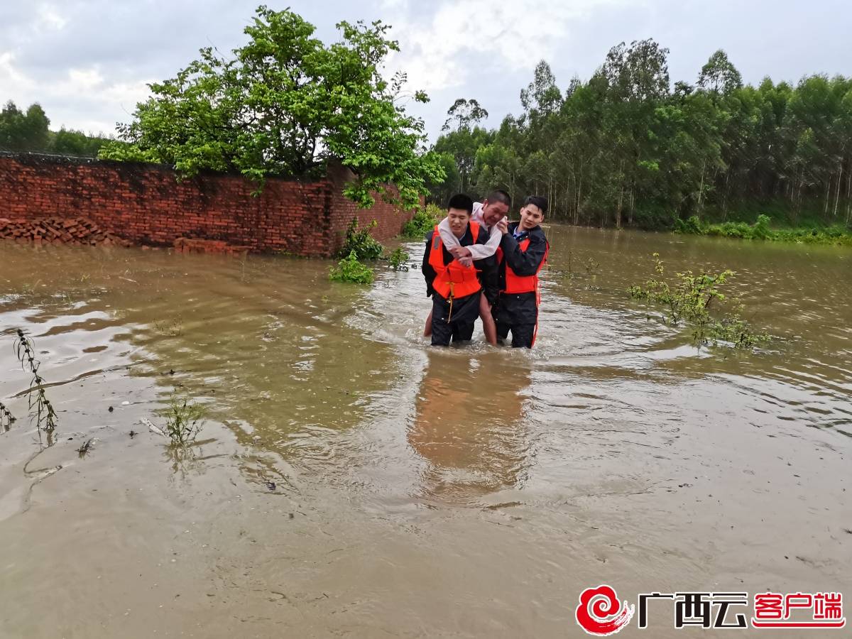 4日上午时10许,公馆派出所民警接到求助,一名住在公馆镇秀村的95岁