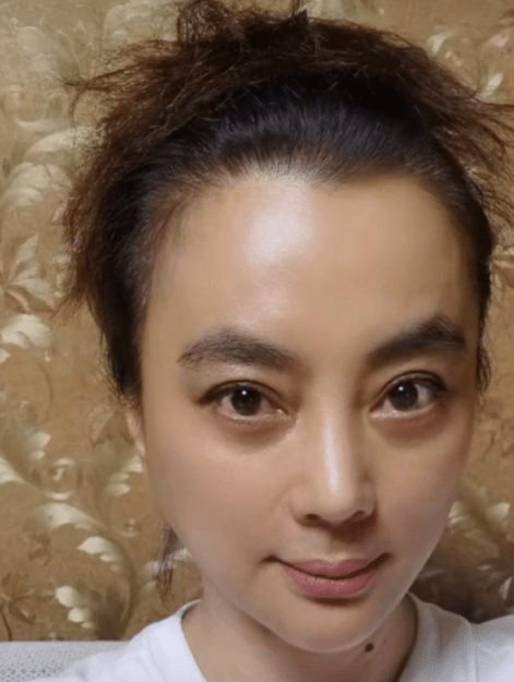 20年前国民女神大温李玲玉近照曝光和儿子自拍堪比姐弟