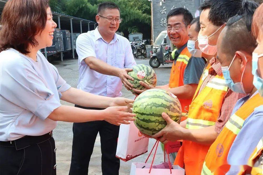 炎炎夏日润州区为环卫工人送清凉