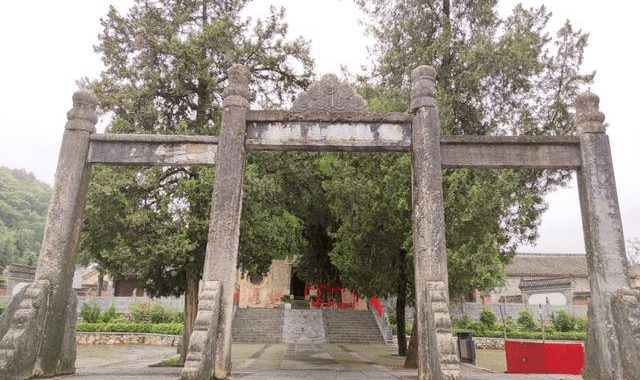 河南淅川有一座寺庙，与少林寺齐名，唐朝皇帝来此当过和尚