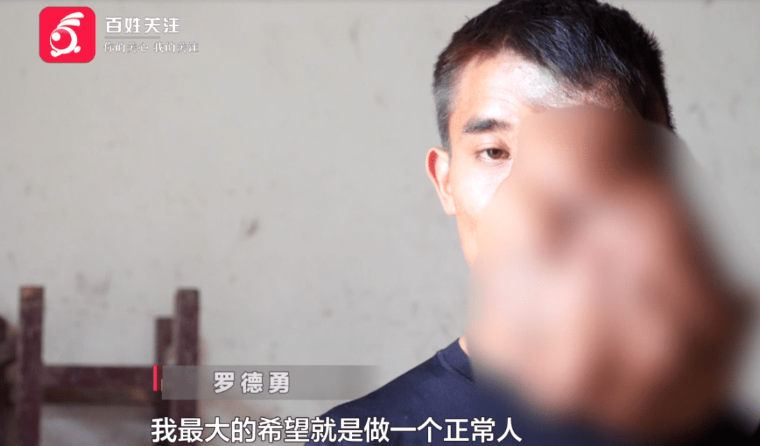 堂姐罗莉一直以来都想帮助罗德勇为此 她做了很多努力甚至拉着罗德勇