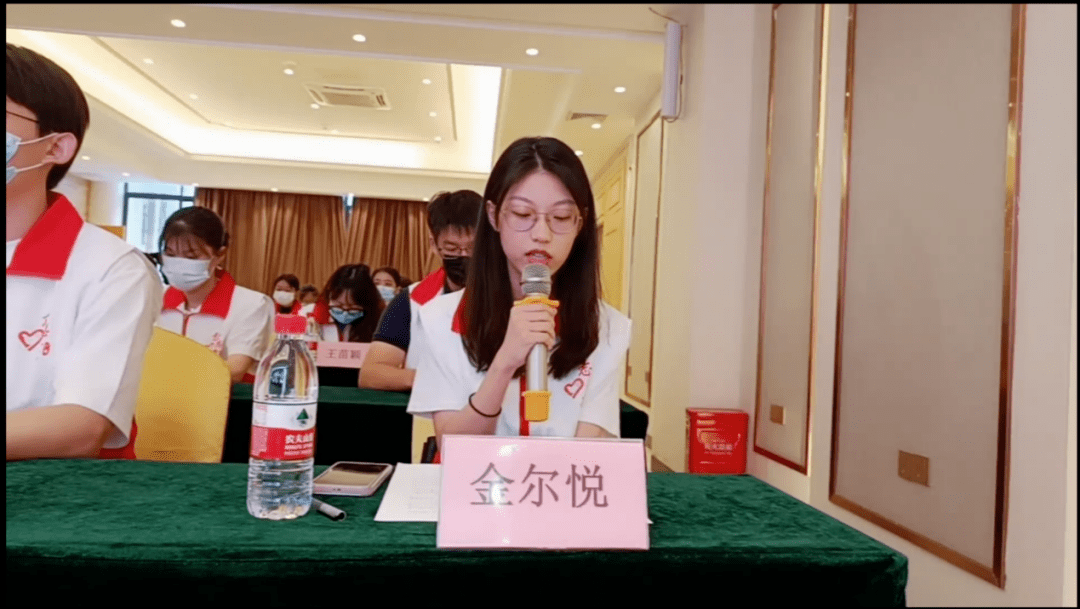 志愿者代表金尔悦在发言中表示,要学习黄文秀同志勇于担当,乐于奉献的