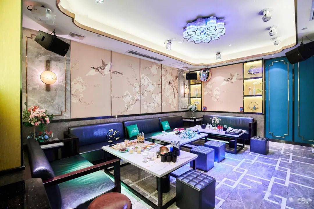 高调纯k主打"国潮风"装修风格,店内的装饰都是偏古风,还提供专门的