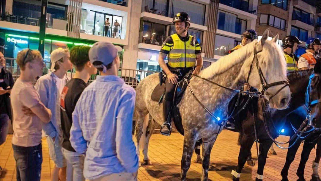 今年夏天,荷兰警察就出动,派出骑警帮助比利时克诺克(knokke)的警方