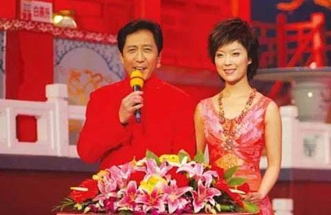 1998年,庞晓戈与年长30岁的相声演员倪宝铎共同主持《梨园春,而这一