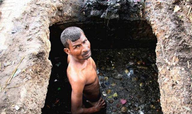 印度掏粪工：全身浸入粪水无防护，月工资1300元，每5天有1人死去