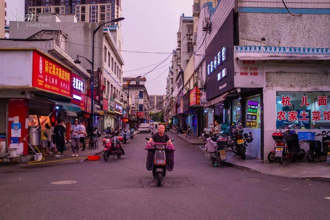 杭州西湖区三墩镇最老的巷子，似乎只剩下这条双港街了
