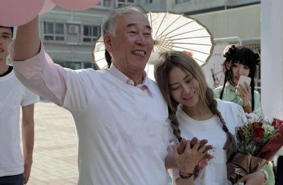 原创
幽默笑话:小朋友,这么热的天就不要在街上煎蛋了,容易中暑的