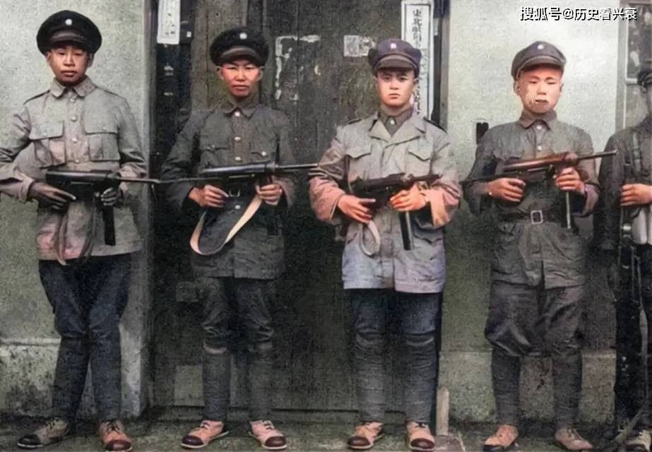 老照片：民族英雄邓世昌的真实照片，手持M3冲锋枪的军人