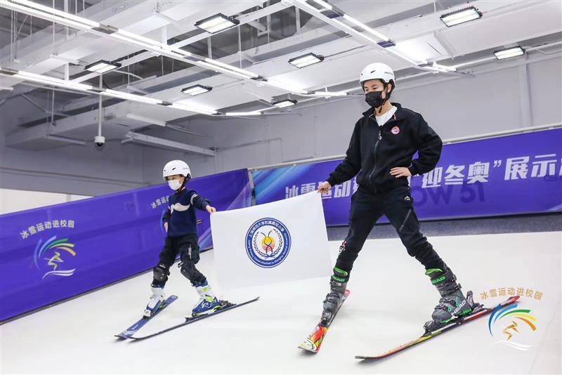 上海杭州苏州年轻人开始流行在商场里学滑雪，滑雪机竟然成了新商机？