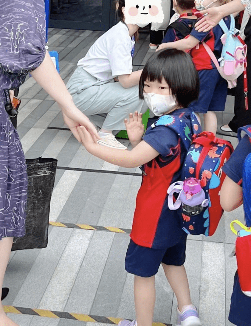 王祖蓝送娃在上海入学，调侃李亚男探头张望：家长开学日统一姿势