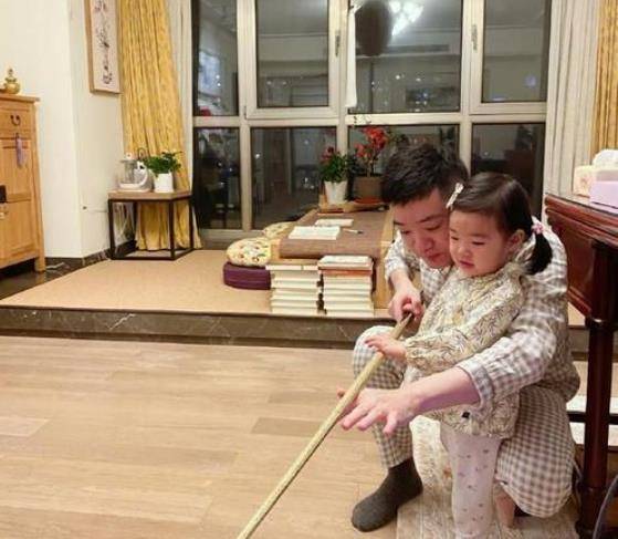 米乐M6 M6米乐33岁丁俊晖近况：与妻子在家练瑜伽表情痛苦中式英文令人发笑(图4)