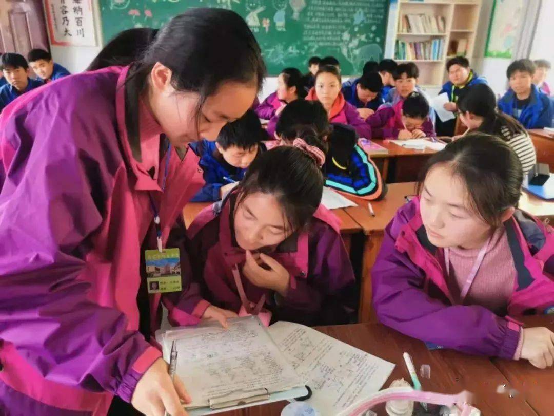 黄金规则用一张金黄色的纸覆盖住一块小黑板,上面写有你班上的"黄金