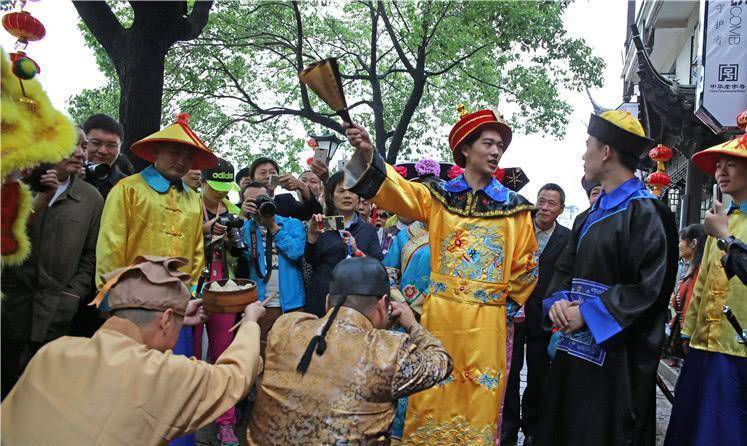 乾隆皇帝一生六下江南,常常喜欢穿着便装,带着侍卫们微服私访,了解