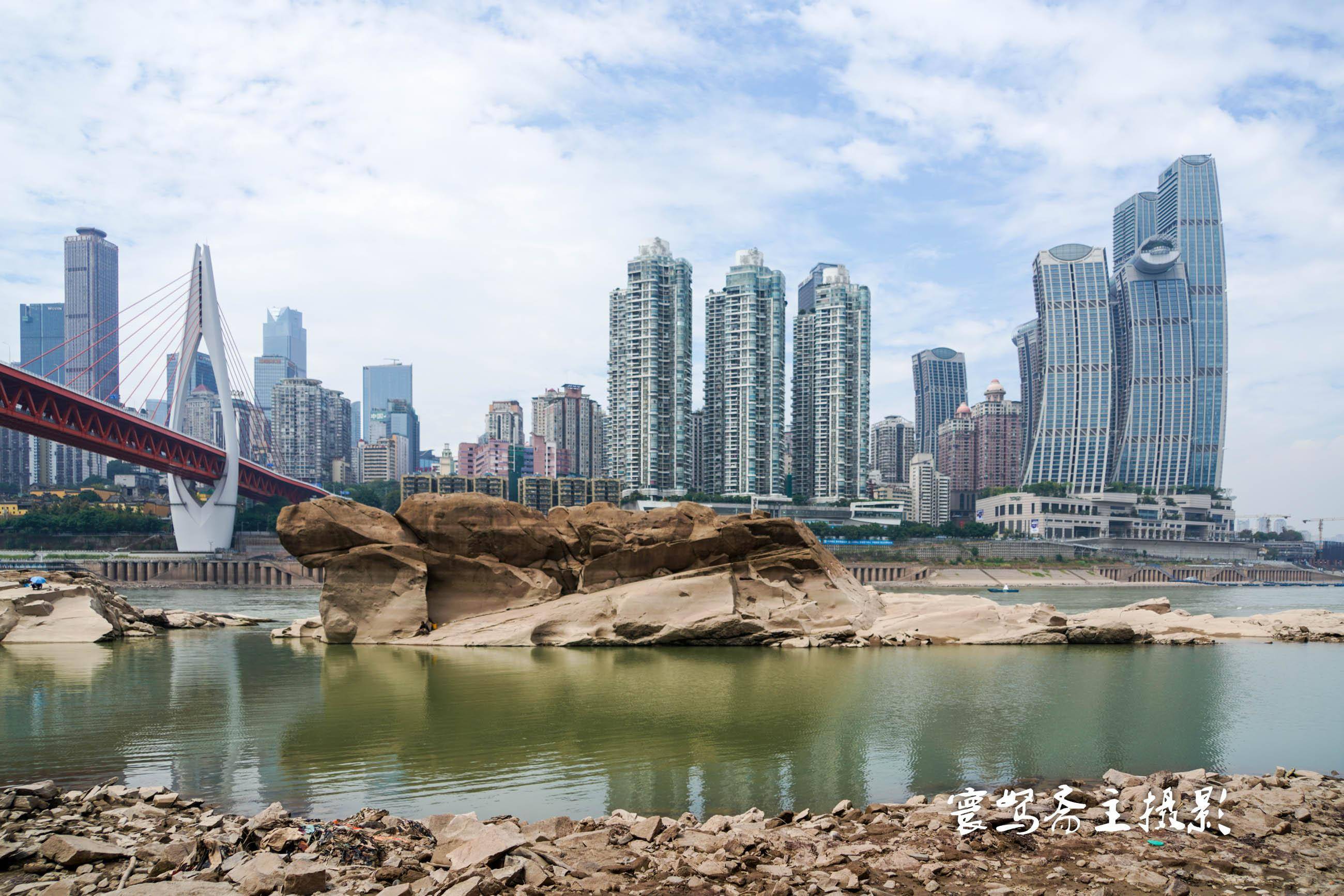 长江干旱，这块两年前刷屏了的神龟石又露出了真容，却没有多少人来看了