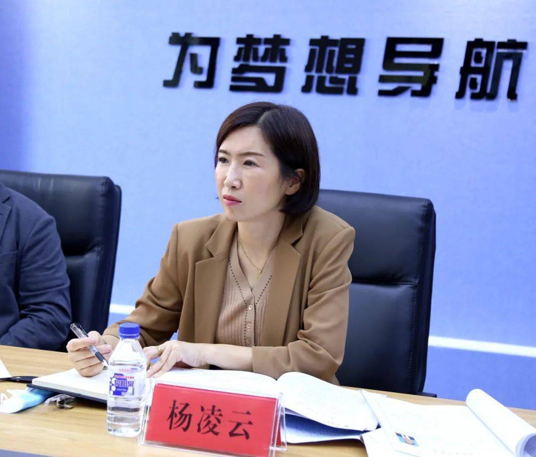市教育局党组书记,局长杨凌云深入到吉化第一实验小学校调研指导工作