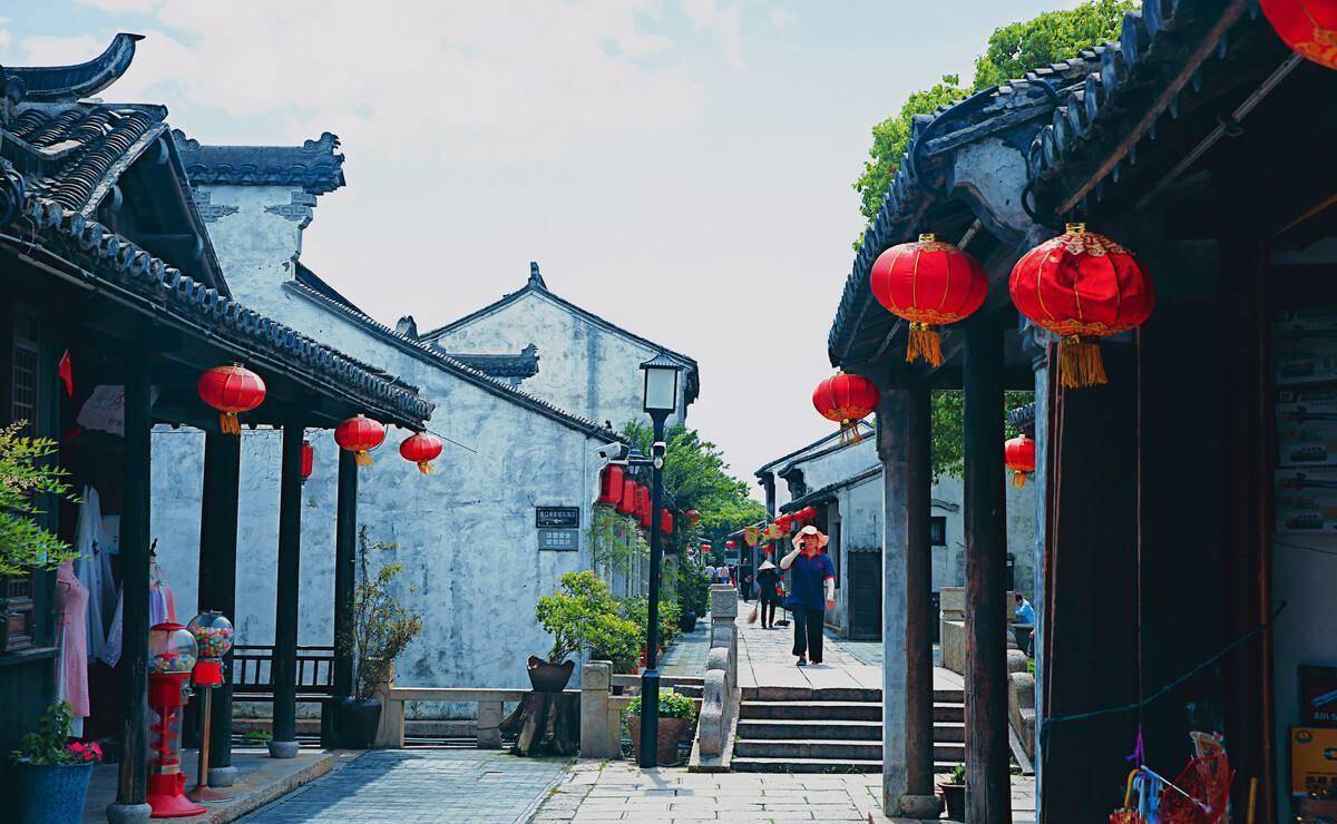 江苏历史文化名镇，地处三地交界处，享有“银荡口”之美誉