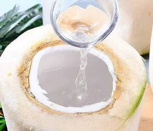 然成分的水，还能美容养颜的功效呢~part one代表一：椰子水coconut water椰子水天然的椰子水，而非人工预包装的椰子水，这两者不仅从味道、香气和营养
