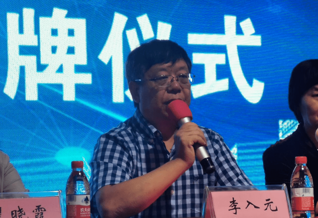 李入元董事长与翟晓霞总经理签订合作协议翟晓霞总经