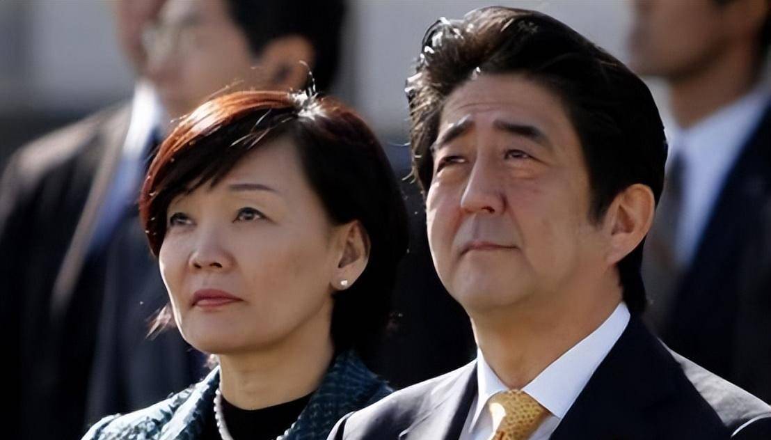 安倍晋三的夫人酷爱喝酒追星,不仅和首相唱反调,还给他戴绿帽?