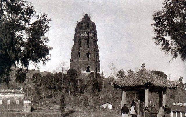 2001年重修雷峰塔时，发现神秘地宫，出土两件国宝轰动世界